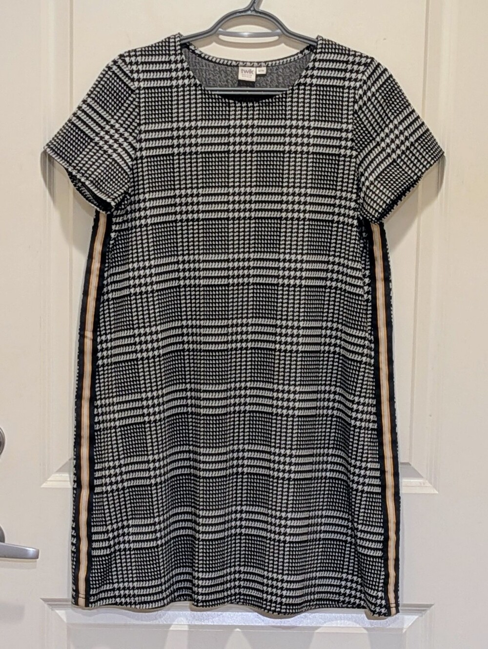 GUC Twik by Simons M Black and White Houndstooth Plaid Dress W Green Stripes